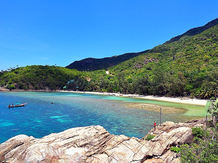 Haad Khom cove with clear water over the reef